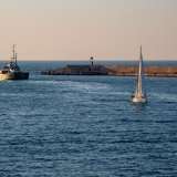 Ponendo invece gli occhi verso nord-ovest la vista � sicuramente pi� poetica, con le barche che lasciano il porto per solcare il mare aperto